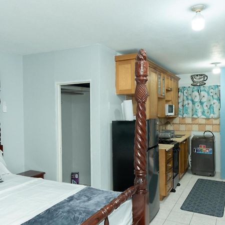Finest Accommodation Oxford Manor One Bedroom Apt # 27 Kingston Esterno foto