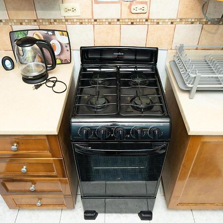 Finest Accommodation Oxford Manor One Bedroom Apt # 27 Kingston Esterno foto