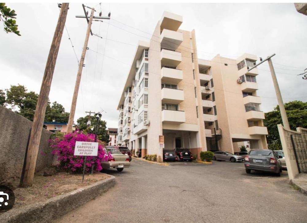 Finest Accommodation Oxford Manor One Bedroom Apt # 27 Kingston Esterno foto