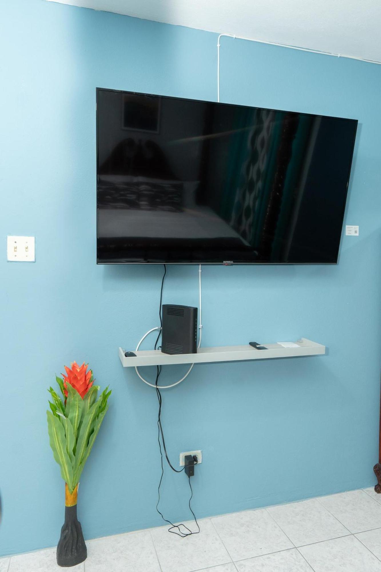 Finest Accommodation Oxford Manor One Bedroom Apt # 27 Kingston Esterno foto
