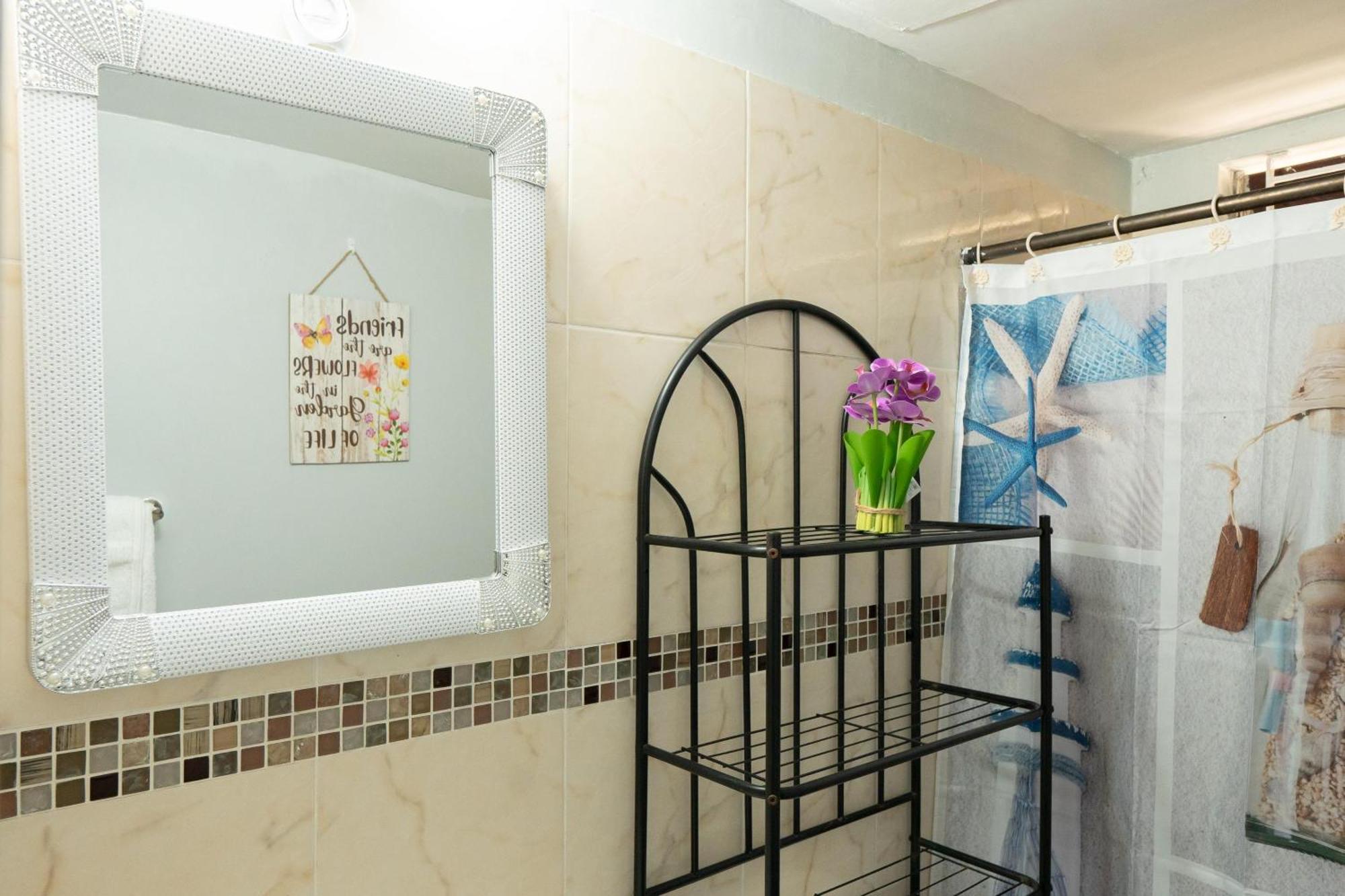 Finest Accommodation Oxford Manor One Bedroom Apt # 27 Kingston Esterno foto